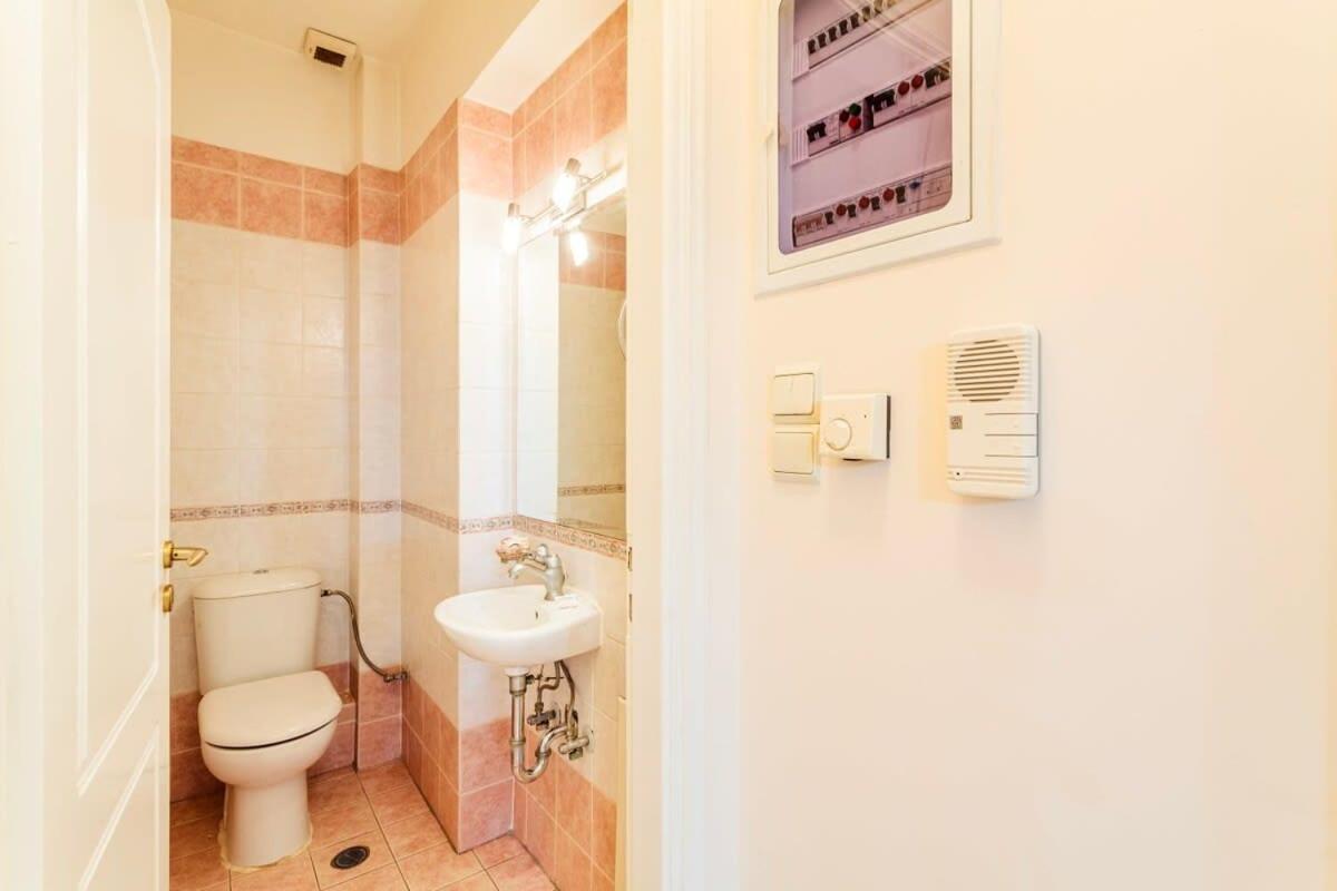 Spacious Urban Haven-Family Home, Perfect Location Kalamata Exterior photo